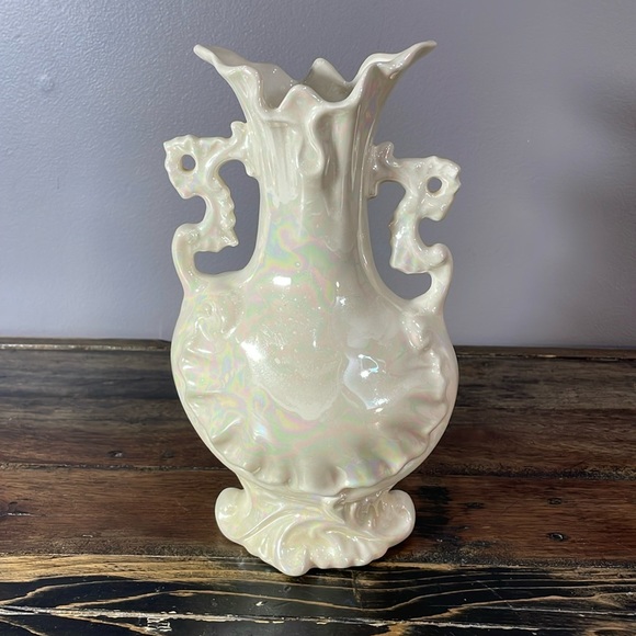 Vintage vase with iridescent glaze in ivory. Hand made by Elsie D. in 1978 - Picture 1 of 17